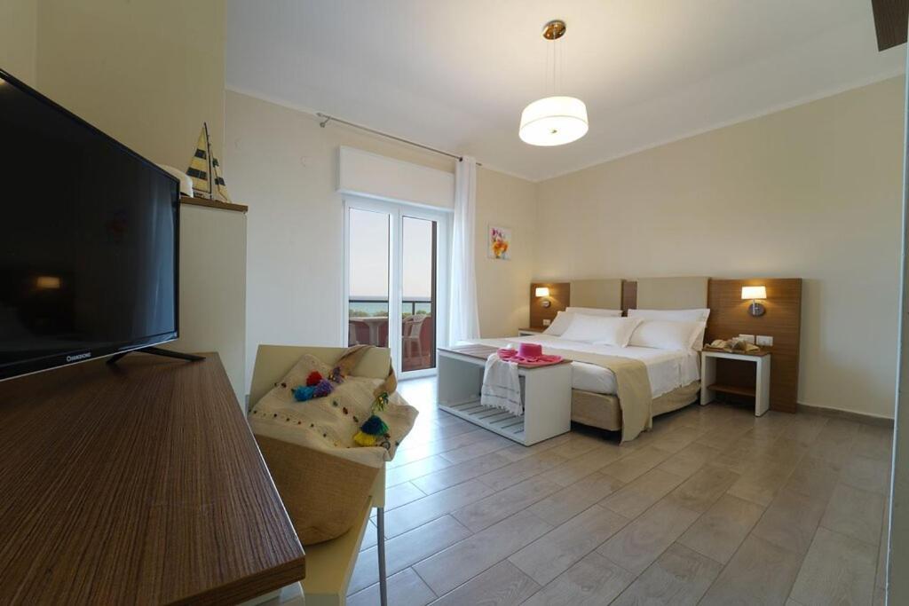 Hotel Villaggio Casarossa Crotone Exterior photo